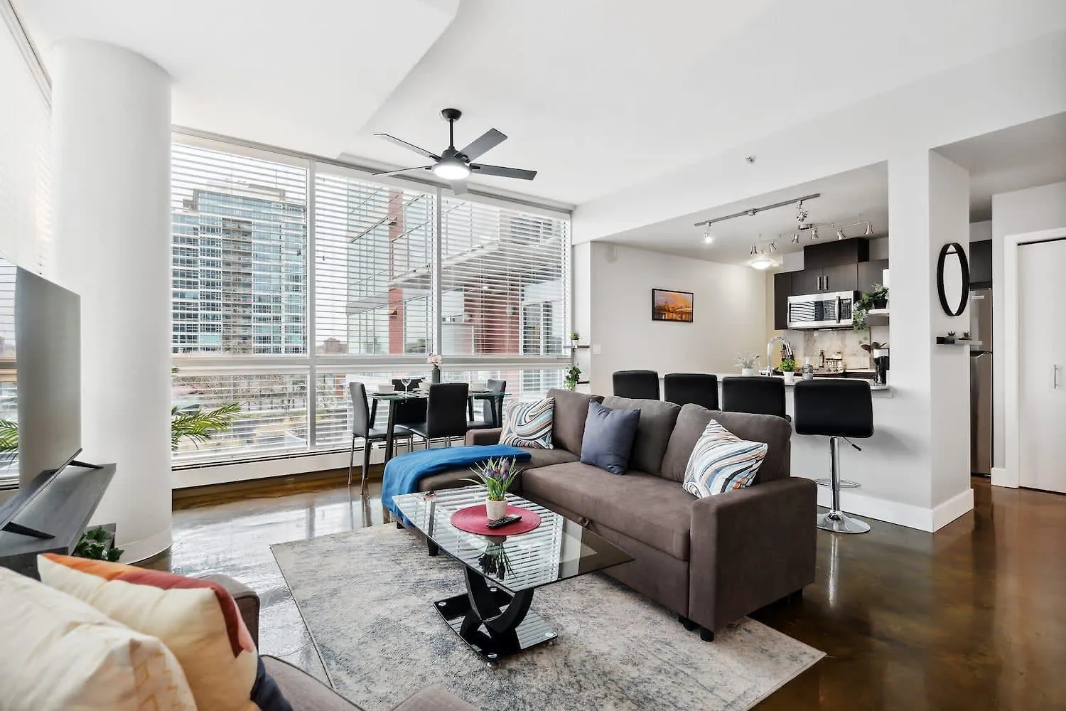 Upscale 2Br Condo - King Bed - Stunning Views location