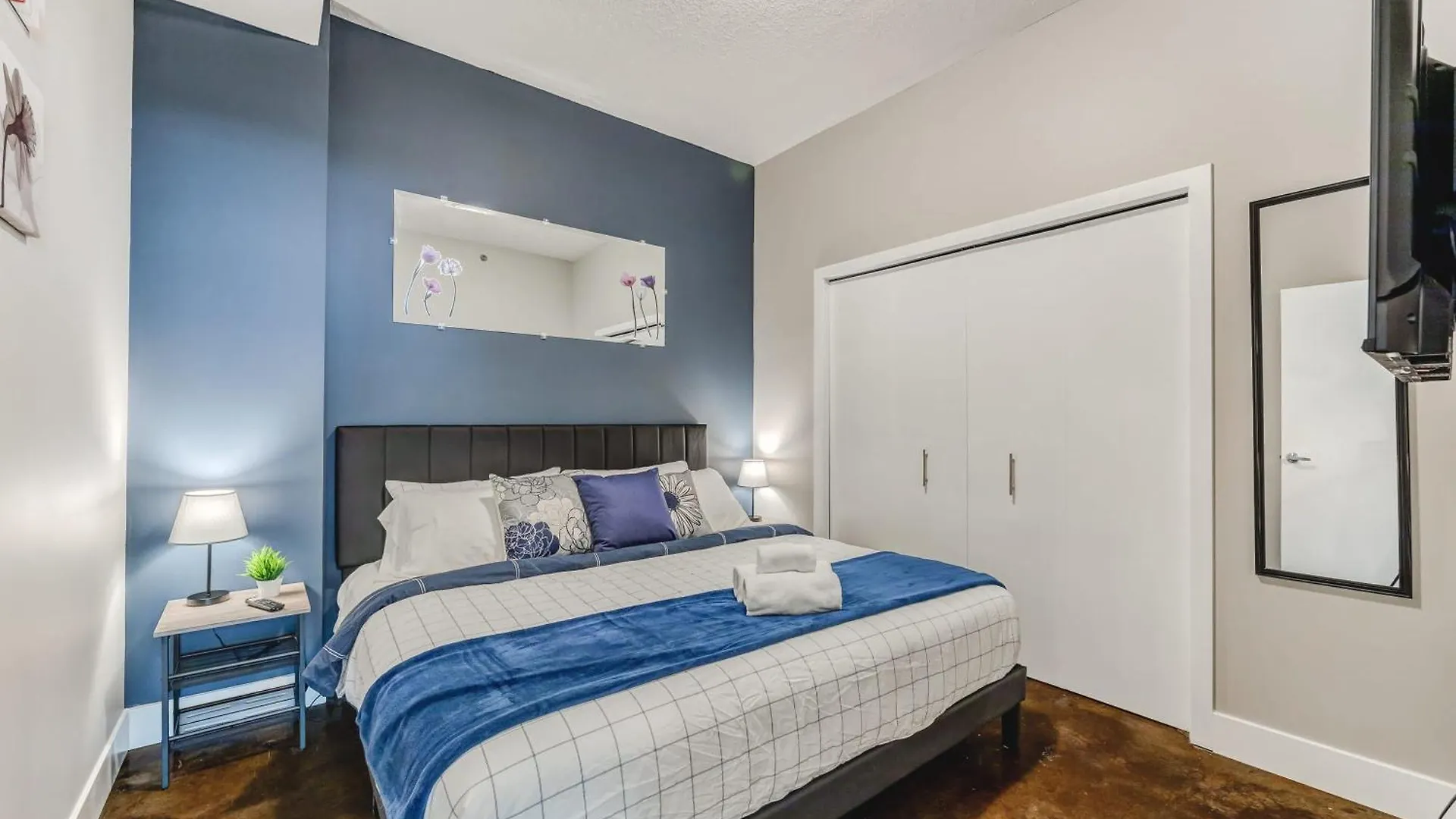 Holiday home Upscale 2Br Condo - King Bed - Stunning Views Calgary
