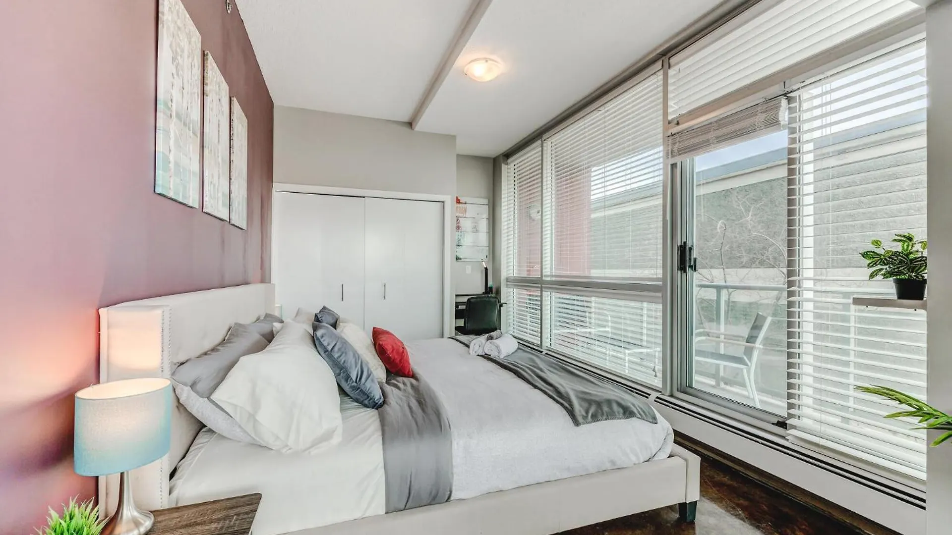 Upscale 2Br Condo - King Bed - Stunning Views Calgary Canada