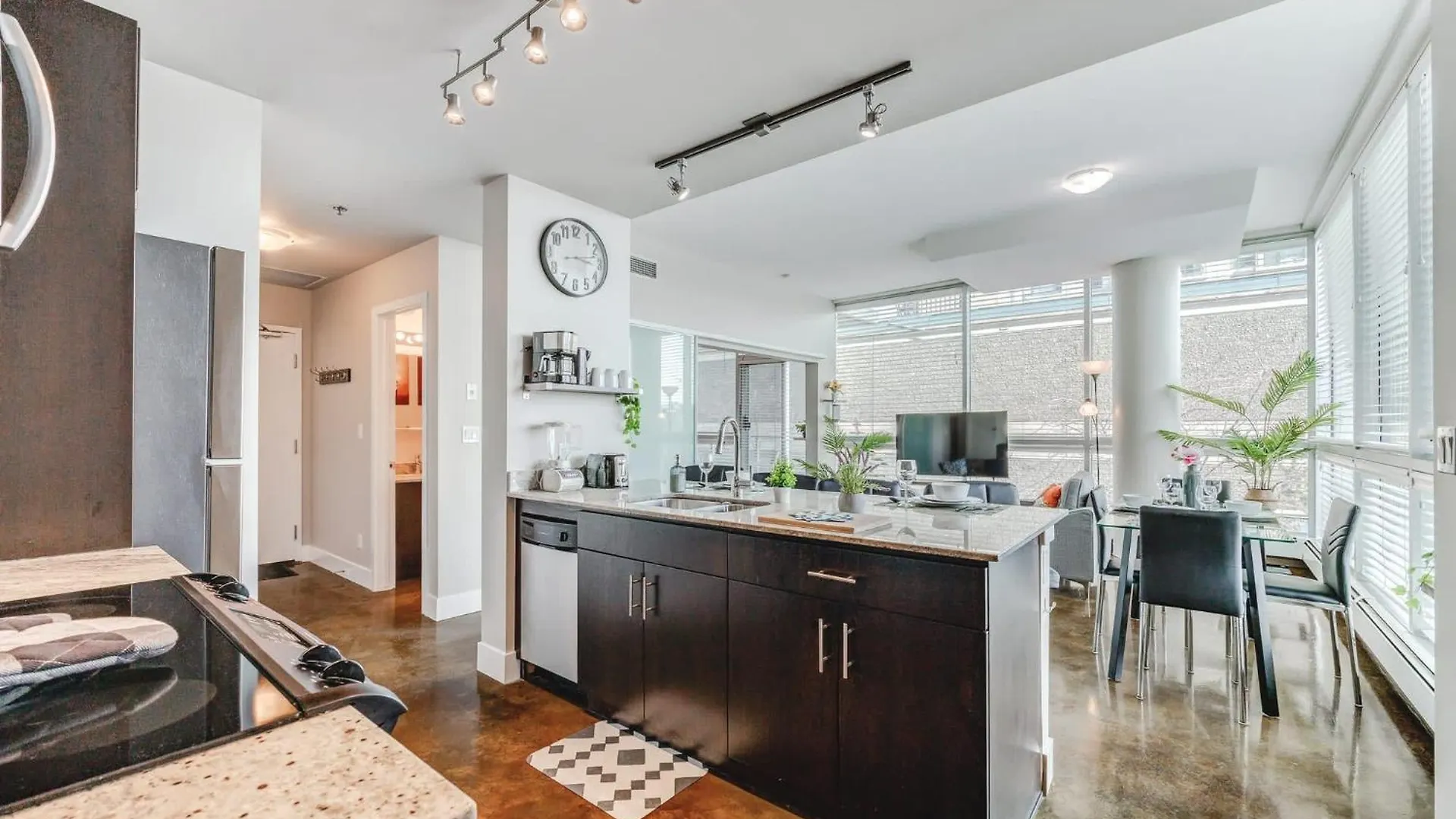 Upscale 2Br Condo - King Bed - Stunning Views Calgary 0*,  Canada