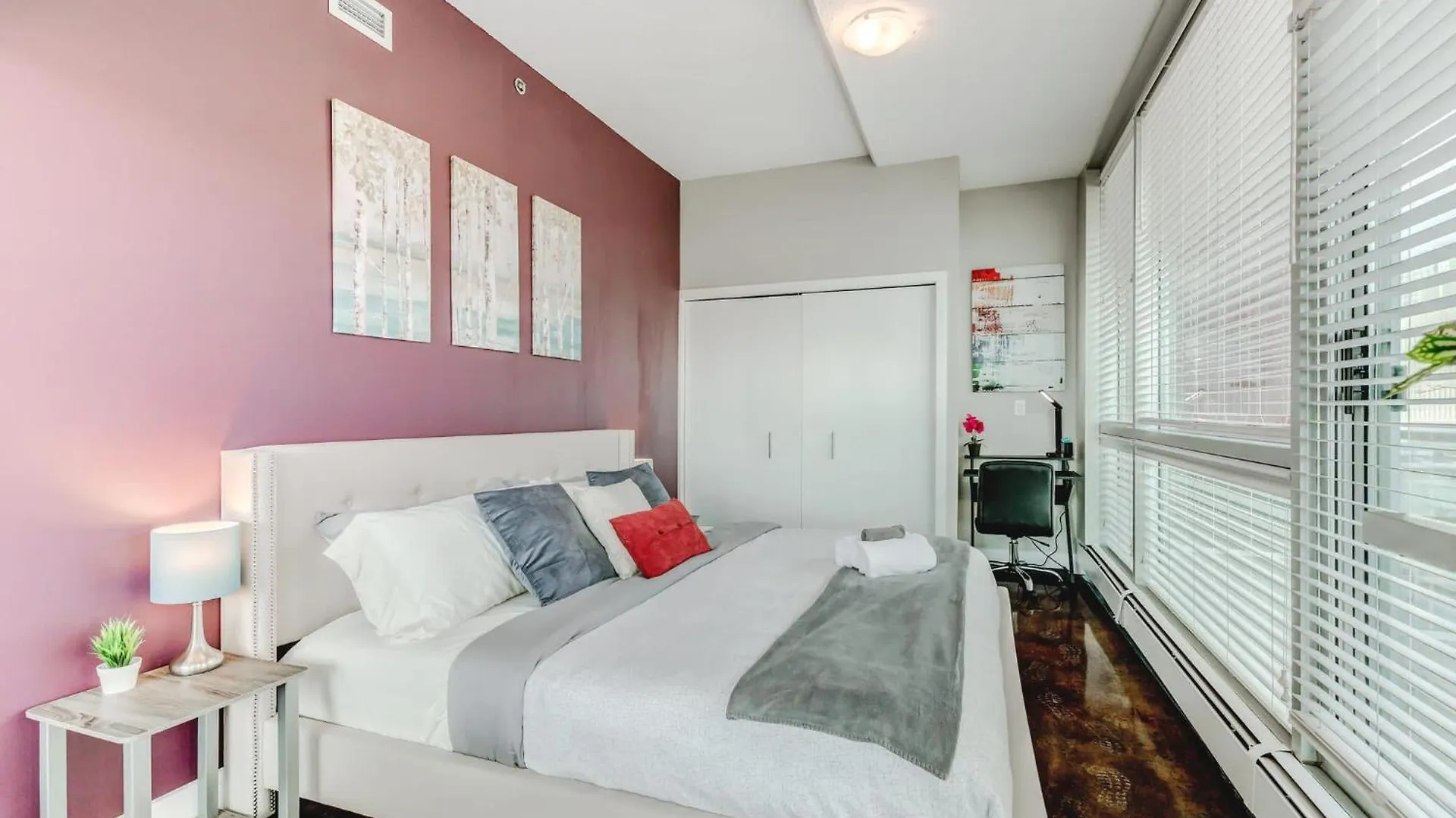 Holiday home Upscale 2Br Condo - King Bed - Stunning Views Calgary Canada